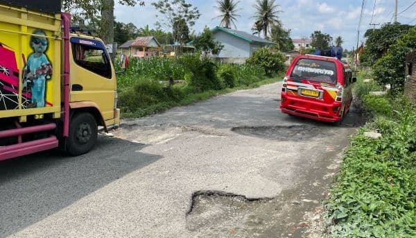 simalungun_butuh_rp3_triliun_untuk_perbaikan_841_km_jalan_rusak_