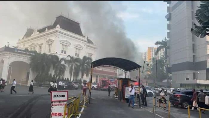 _gedung_di_areal_hotel_danau_toba_terbakar