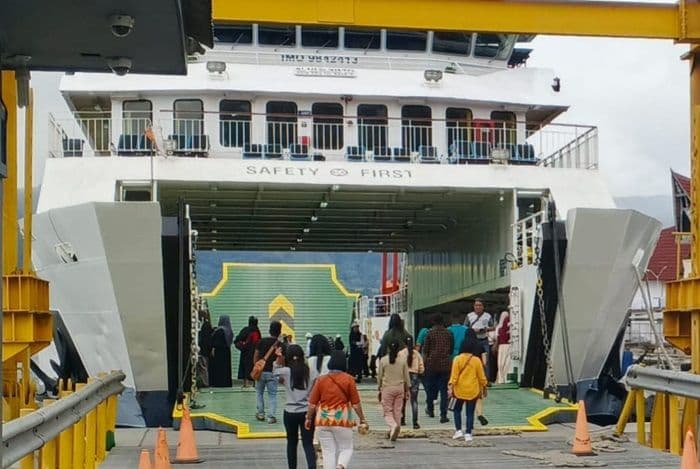 kmp_ihan_batak_dan_porapora_lembur_layani_penyeberangan_ajibataambarita
