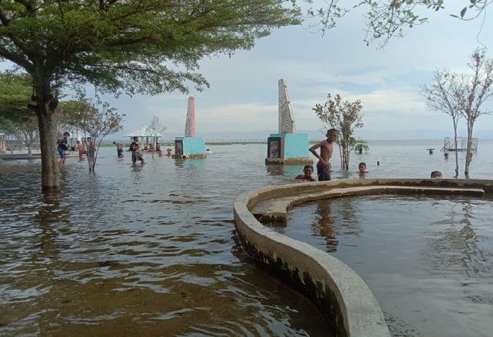 pantai_pasir_putih_parparean_di_toba_pikat_wisatawan_asal_pekanbaru