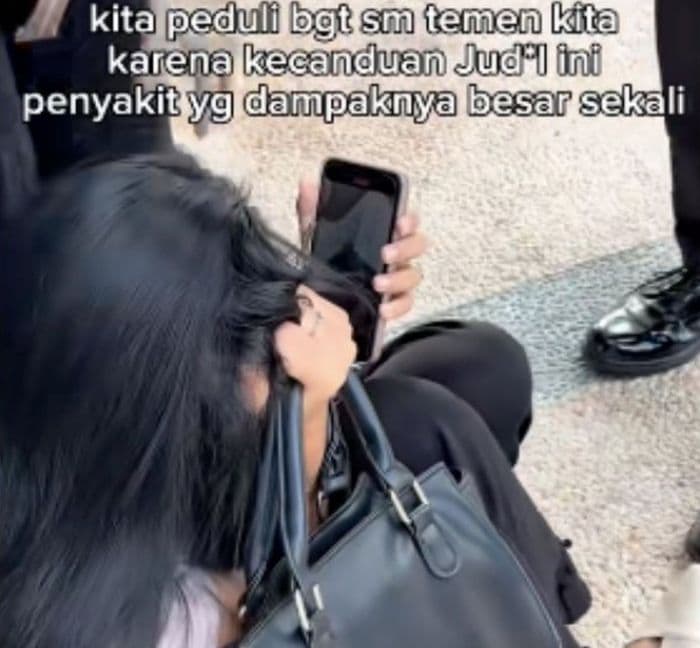 viral_wanita_ngamuk_diduga_kecanduan_judi_online_ditolak_masuk_rsj_surabaya