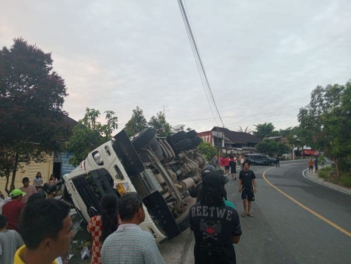 truk_dan_minibus_tabrakan_di_siantarparapat_sopir_tewas_lima_luka