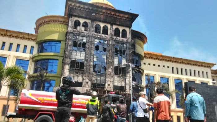 api_yang_membakar_gedung_asrama_haji_telah_berhasil_dipadamkan