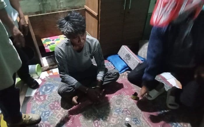 diduga_bongkar_rumah_dan_konsumsi_sabu_pria_di_asahan_diamankan_warga