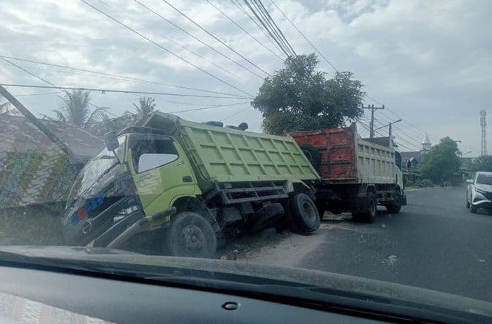 dump_truk_hino_terperosok_nyaris_seruduk_rumah_warga_di_lubuk_pakam