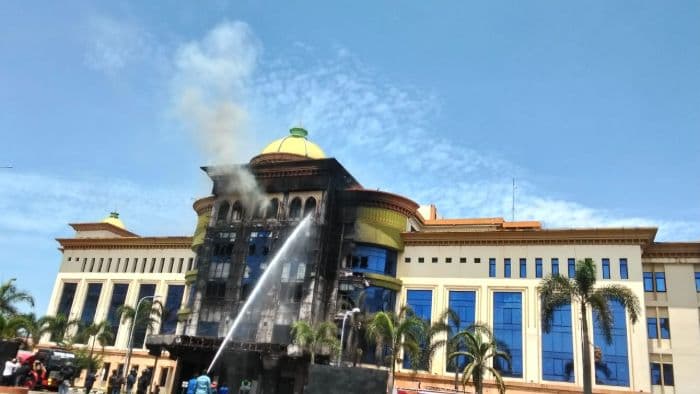 gedung_utama_asrama_haji_medan_terbakar_