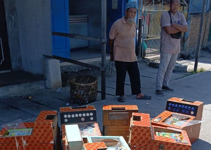 gerebek_lokasi_judi_tujuh_mesin_dingdong_diserahkan_warga_ke_polres_pelabuhan_belawan