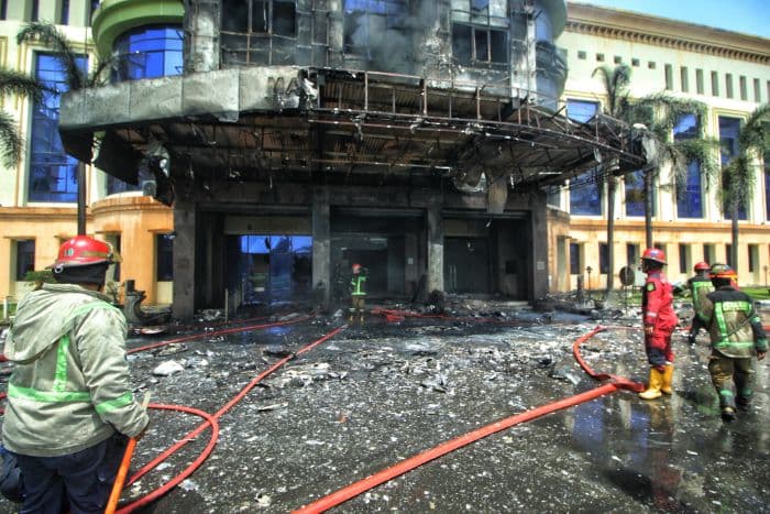 hotel_asrama_haji_medan_ludes_terbakar