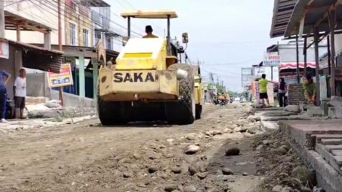 warga_desa_sunggal_kanan_patungan_perbaiki_jalan_rusak_ini_tanggapan_anggota_dewan