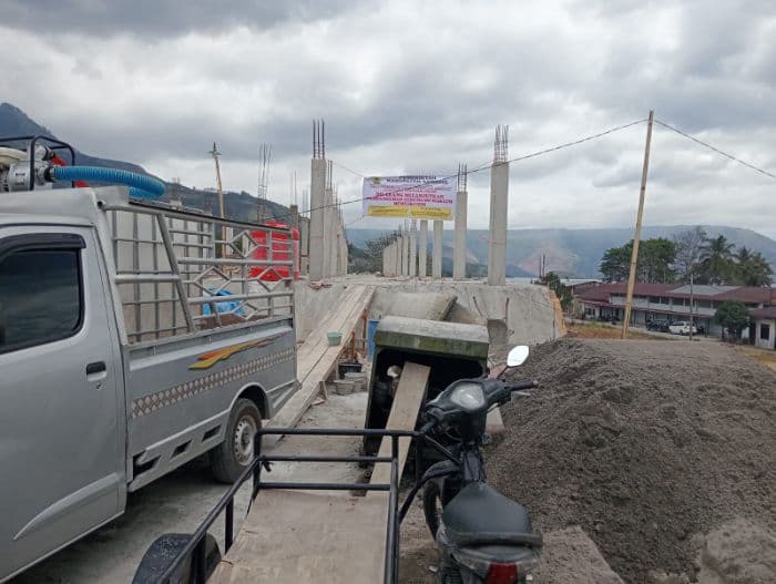 pembangunan_gedung_di_siantinganting_samosir_dihentikan