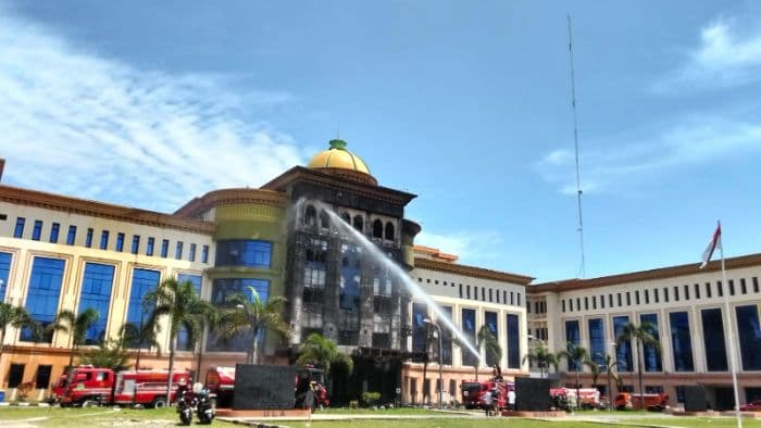 polisi_selidiki_penyebab_kebakaran_asrama_haji_medan