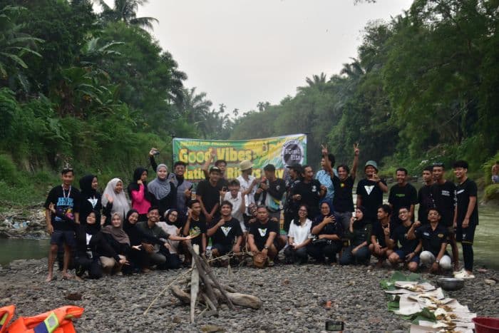 remaja_di_binjai_gotong_royong_bersihkan_sampah_di_sungai