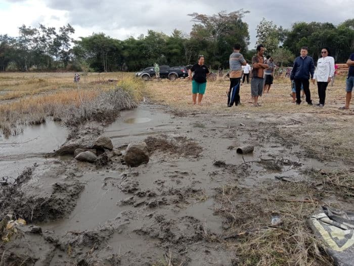 semburan_lumpur_muncul_saat_pengeboran_sumur_di_sialaman_desa_rianiate_kabupaten_samosir