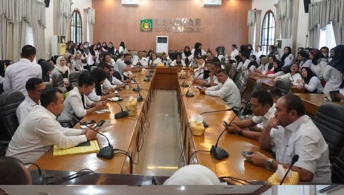 ratusan_honorer_di_langkat_kembali_datangi_dprd_tuntut_kejelasan_status_