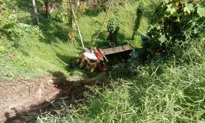 truk_cold_diesel_terjun_ke_jurang_15_meter_di_sembahe_sopir_diduga_mengantuk