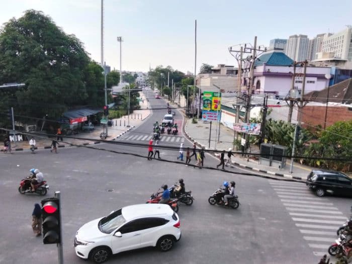 belasan_remaja_berkumpul_di_sekitar_gedung_dprd_sumut