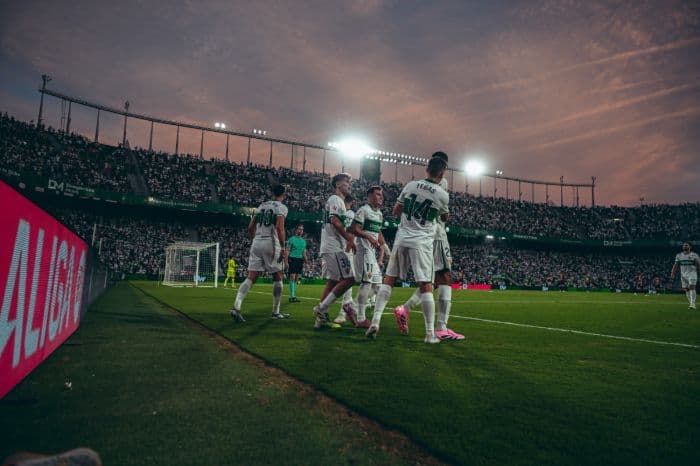 elche_bungkam_levante_20_di_derby_laliga_stadion_martnez_valero_bergemuruh