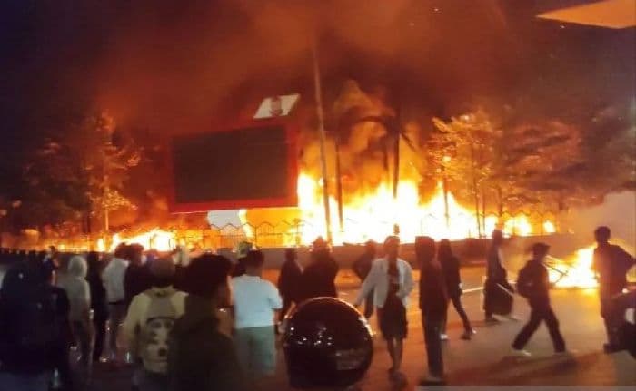 gedung_dprd_makassar_dibakar_massa_3_orang_tewas_dan_5_terluka_dalam_kerusuhan