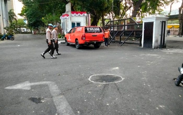 gedung_dprd_sumut_dilempari_bom_molotov_tim_inafis_polrestabes_medan_diturunkan