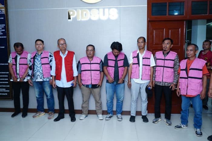 kejatisu_tahan_8_tersangka_korupsi_proyek_jalan_rp43_miliar_di_batu_bara