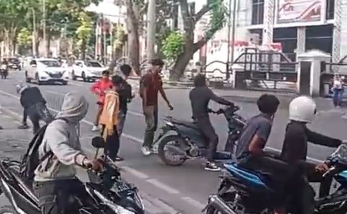 kelompok_tak_dikenal_lempari_gedung_dprd_sumut_dengan_batu