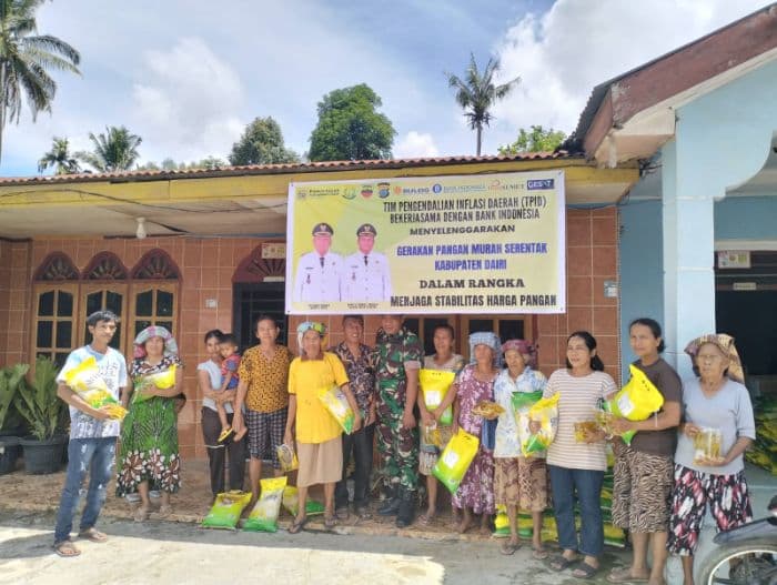 pemkab_dairi_salurkan_beras_dan_minyak_2400_paket_masyarakat_antusias
