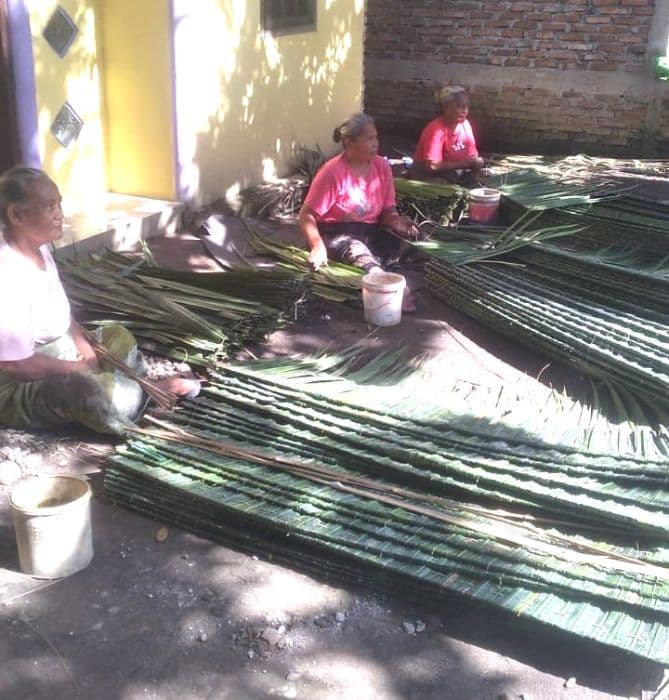 pengrajin_atap_rumbia_di_hamparan_perak_butuh_modal_untuk_peningkatan_usaha