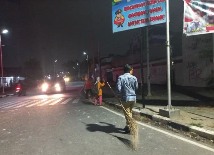 petugas_kebersihan_kerja_lembur_bersihkan_sampah_usai_aksi_demo_mahasiswa_di_medan