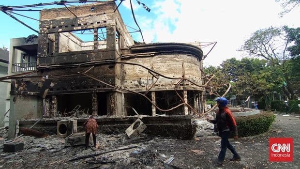 sisa_aksi_demo_di_bandung_kerusakan_bangunan_dan_tiga_polisi_wanita_luka