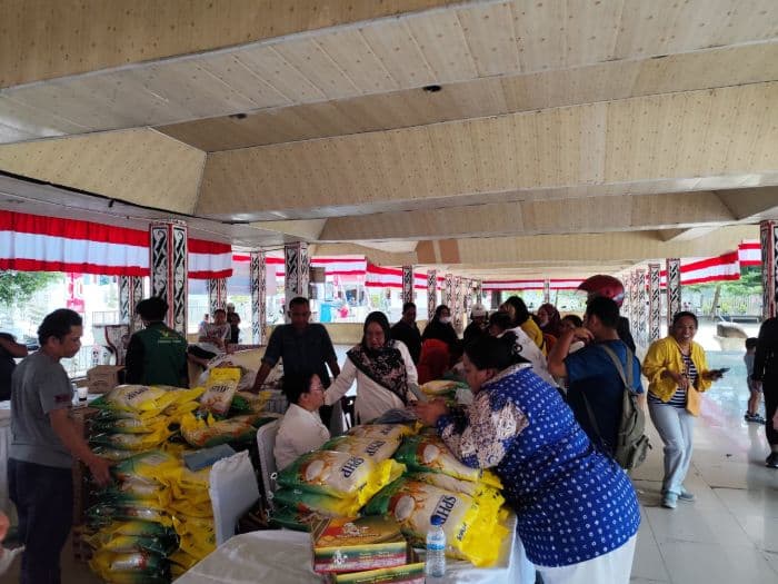 stabilkan_harga_dan_kendalikan_inflasi_bulog_salurkan_290_ribu_ton_beras_sphp