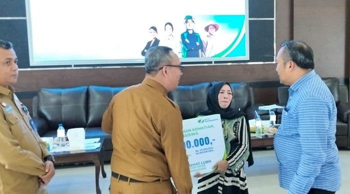 bpjs_ketenagakerjaan_dan_pemko_padangsidimpuan_perkuat_perlindungan_pekerja_desa_serahkan_santunan_dan_beasiswa