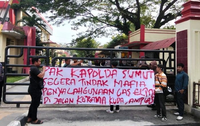 warga_geruduk_polda_sumut_desak_usut_dugaan_gudang_gas_elpiji_oplosan_di_percut_sei_tuan