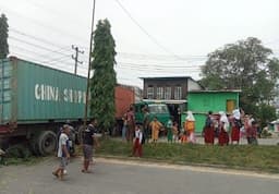 hilang_kendali_truk_kontainer_mundur_tabrak_betor_picu_kemacetan_di_medan_labuhan