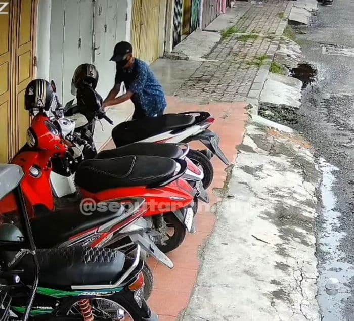 kakekkakek_terekam_cctv_curi_sepeda_motor_di_depan_suzuya_plaza_binjai