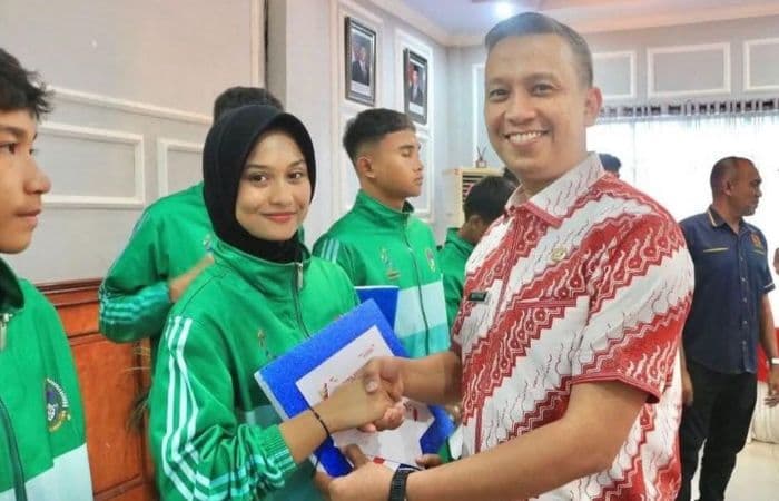 lima_atlet_berprestasi_pon_beladiri_ii_kudus_jateng_terima_penghargaan_dari_wali_kota_binjai