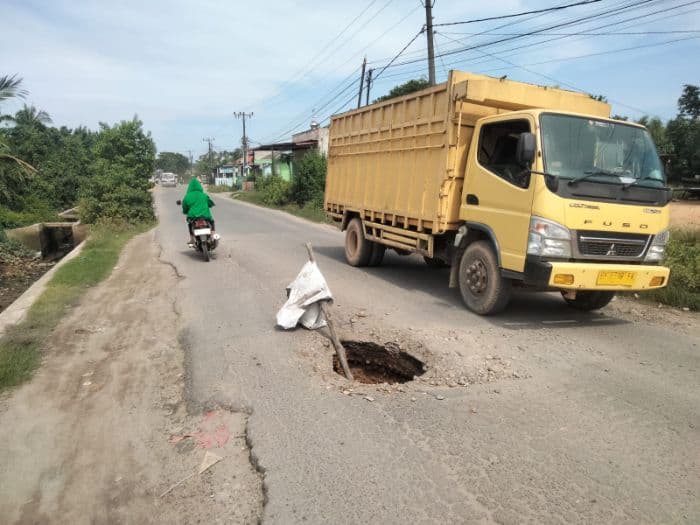 lubang_besar_di_jalan_hasan_perak_langkat_membahayakan_pengendara_warga_minta_segera_diperbaiki