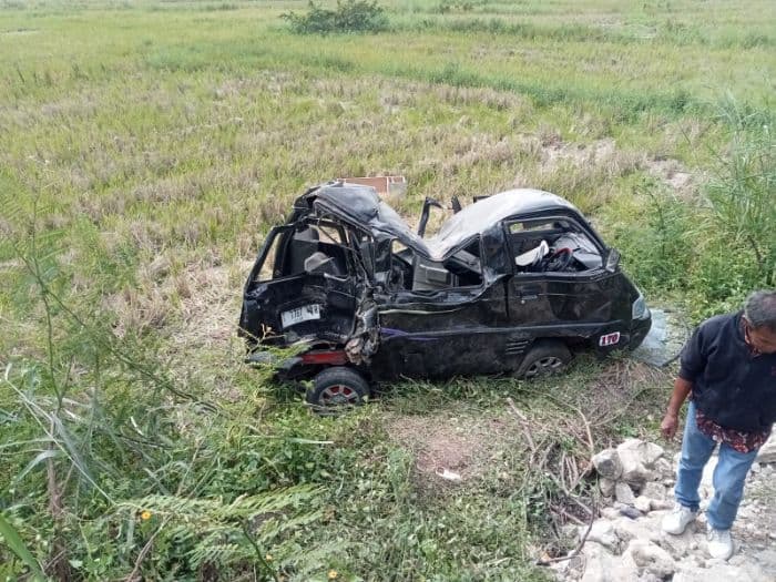 mobil_tangki_tabrak_minibus_di_jalinsum_toba_satu_orang_tewas