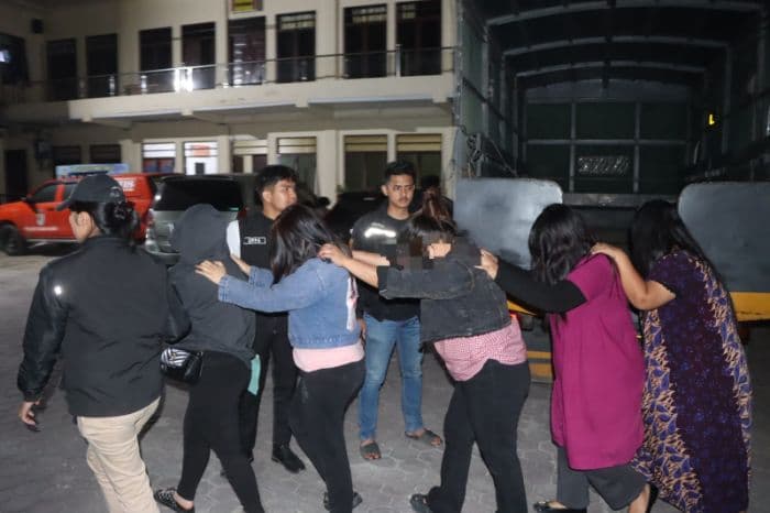 razia_pekat_mulai_digencarkan_polres_tanah_karo_11_orang_diduga_terlibat_prostitusi_diamankan