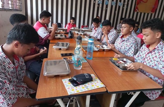 siswa_smk_telkom_1_medan_antusias_terima_program_makan_bergizi_gratis_lebih_hemat_dan_enak