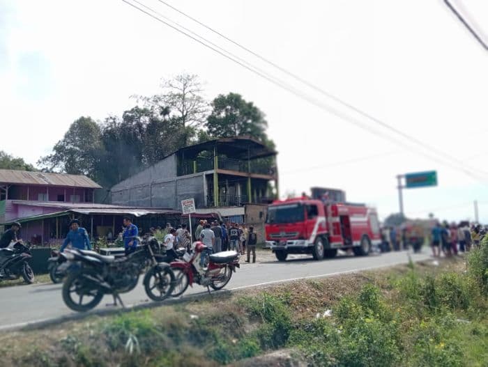 toko_kelontong_di_samosir_terbakar_petugas_damkar_datang_setelah_dua_jam