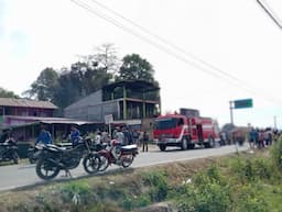 toko_kelontong_di_samosir_terbakar_petugas_damkar_datang_setelah_dua_jam