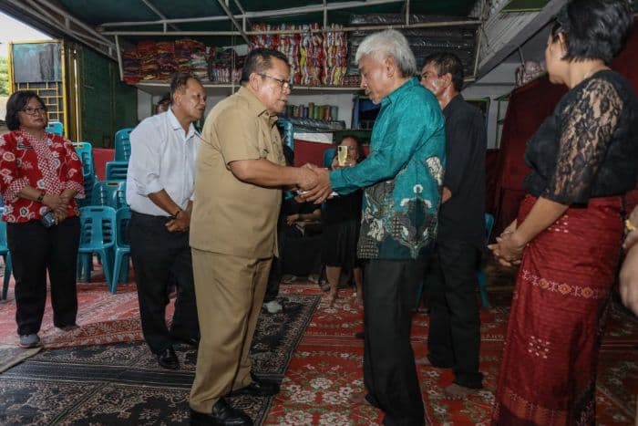 wali_kota_pematangsiantar_kunjungi_keluarga_korban_kebakaran_yang_tewaskan_anak_12_tahun