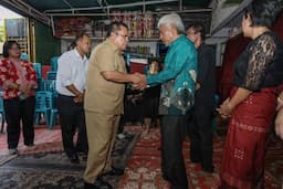 wali_kota_pematangsiantar_kunjungi_keluarga_korban_kebakaran_yang_tewaskan_anak_12_tahun