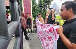 warga_demo_polda_sumut_terkait_dugaan_pengoplosan_gas_elpiji_polisi_janji_cek_langsung