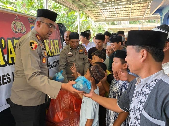 kapolres_labusel_gelar_jumat_berkah_bagikan_100_paket_nasi_bungkus