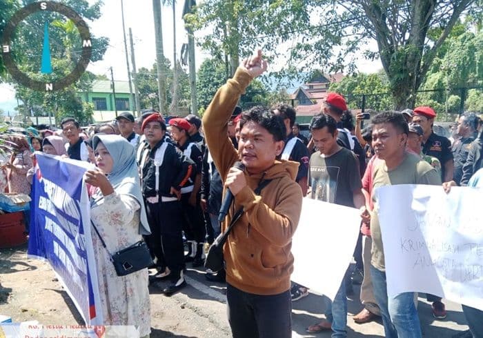 masyarakat_marancar_dan_sipirok_gelar_aksi_damai_di_pn_padangsidimpuan
