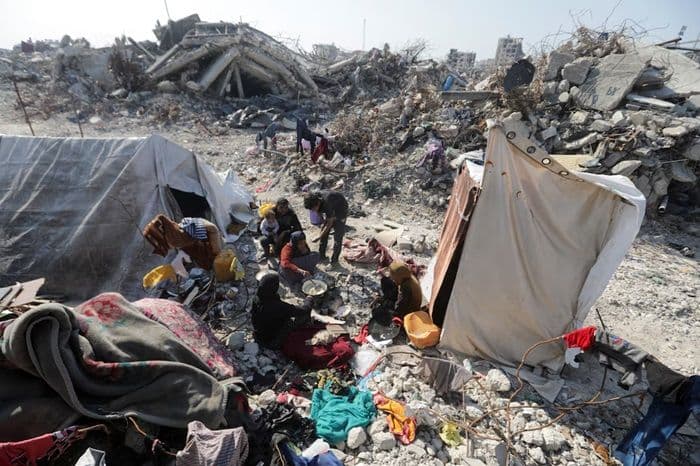 tikus_anjing_dan_pakaian_robek_di_tengah_reruntuhan_rumah_di_gaza