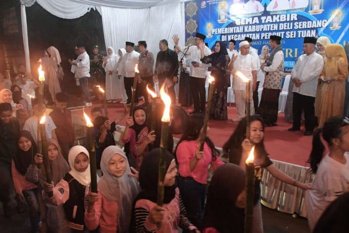 pawai_obor_dan_parade_mobil_hias_semarakkan_malam_takbiran_di_deli_serdang