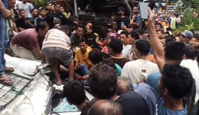 kecelakaan_beruntun_di_jalur_lintas_tarutungsibolga_sopir_minibus_tewas_terjepit