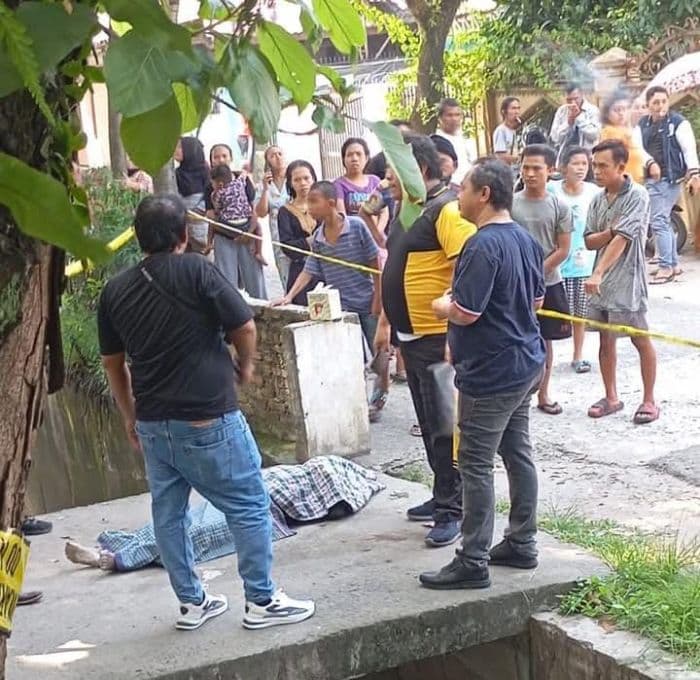 mayat_lakilaki_ditemukan_di_selokan_jalur_tol_helvetia_medan